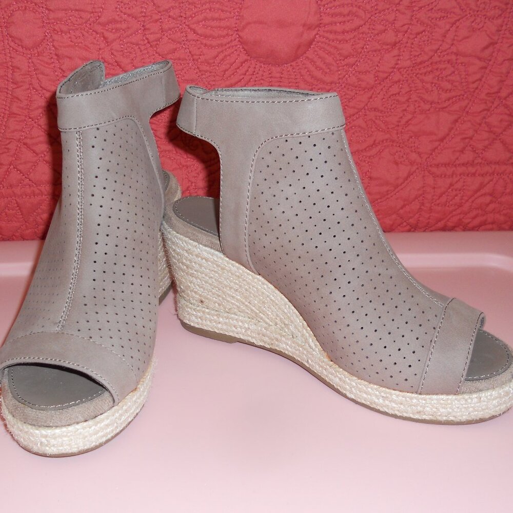 Skechers 6 Taupe Open Toe Perforated Uppers Espadrilles Open Heels